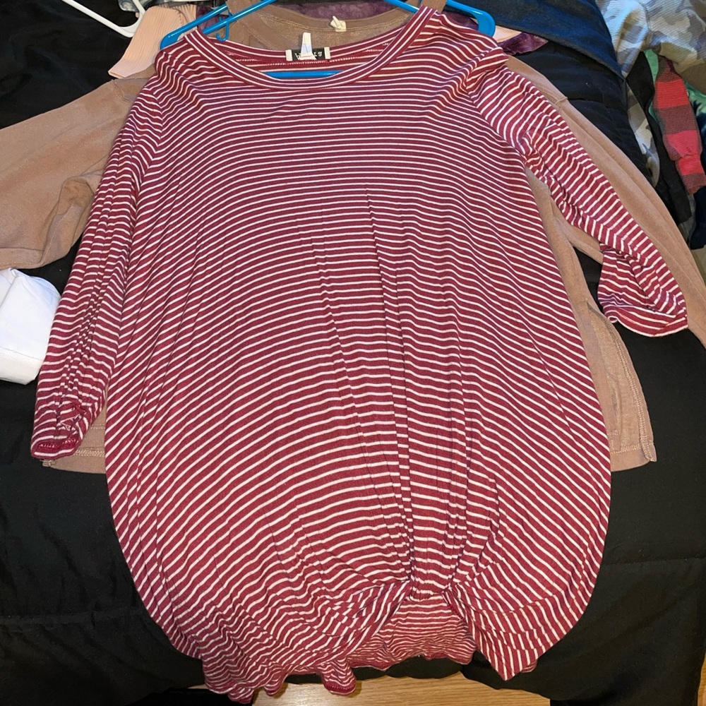 Adara Large Mid- Sleeve shirt. Size Large.